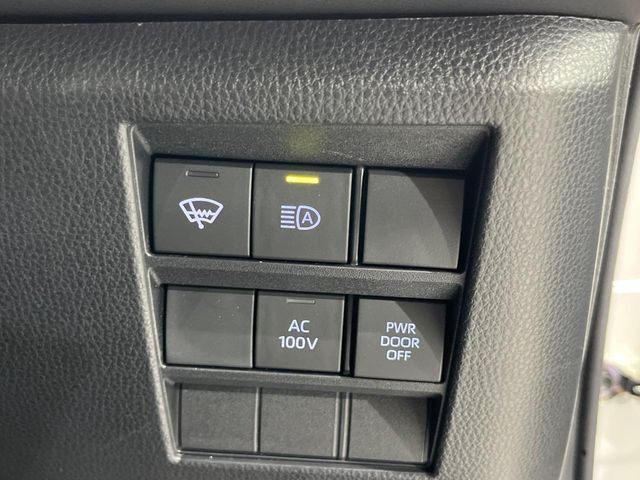 【パワーバックドア】スマートキーや運転席のボタンを押すだけでリアゲートが自動で開閉します！荷物を持っている時や、高い位置にあるバックドアを閉める際に便利な機能です♪