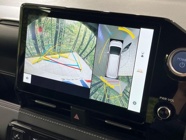 【パノラミックビューモニター】専用のカメラにより、上から見下ろしたような視点で360度クルマの周囲を確認することができます☆死角部分も確認しやすく、狭い場所での切り返しや駐車もスムーズに行えます。