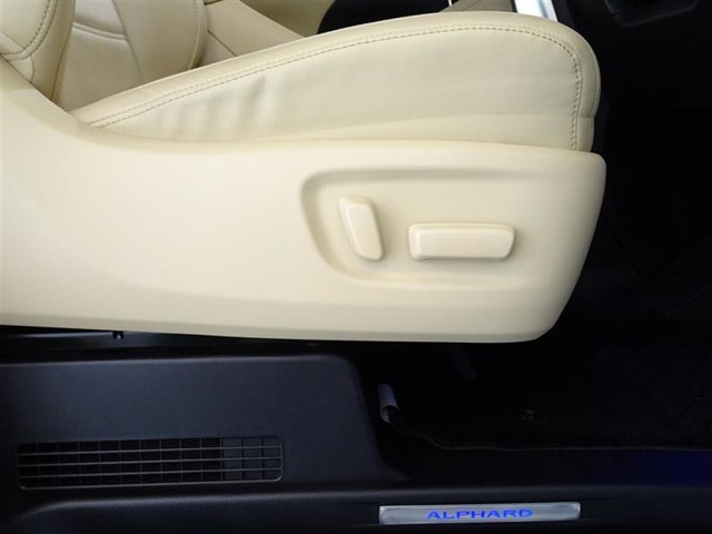 パワーシート搭載。微妙な調整が手軽にでき、ピッタリのポジションで運転することが可能です。