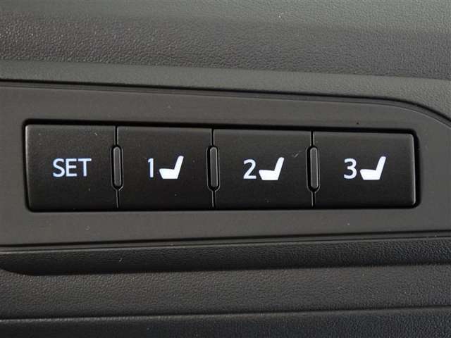 運転席のパワーシートは3名様分までメモリー機能付きです。
