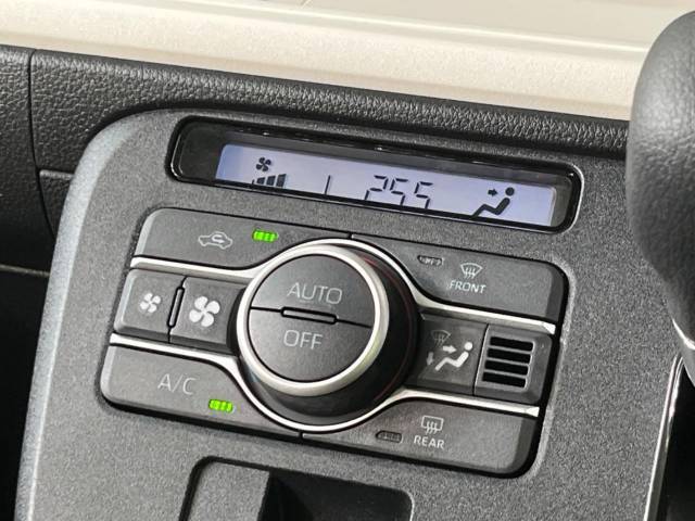 【オートエアコン】一度お好みの温度に設定すれば、車内の温度を検知し風量や温度を自動で調整。暑い…寒い…と何度もスイッチ操作をする必要はありません。快適な車内空間には必須の機能ですね♪