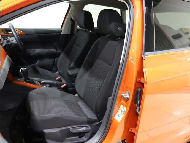 1年間距離無制限の保証とロードアシスタンスサービスが全車に付帯されています。また、1年間の延長保証（有償）もご利用いただけます。