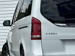 ドレスアップオプションの「AMGライン」に加え、有償オプションカラーのロッククリスタルホワイトで高級感溢れるエクステリアとなっております