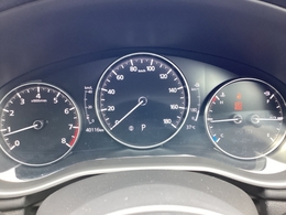 ”ドライバーを中心に一つ一つ丹念に磨き、力強さと上質さが融合した上質なデザインを採用しました！シンプルながらも落ち着いたメーターパネルは大人な雰囲気を演出します。”