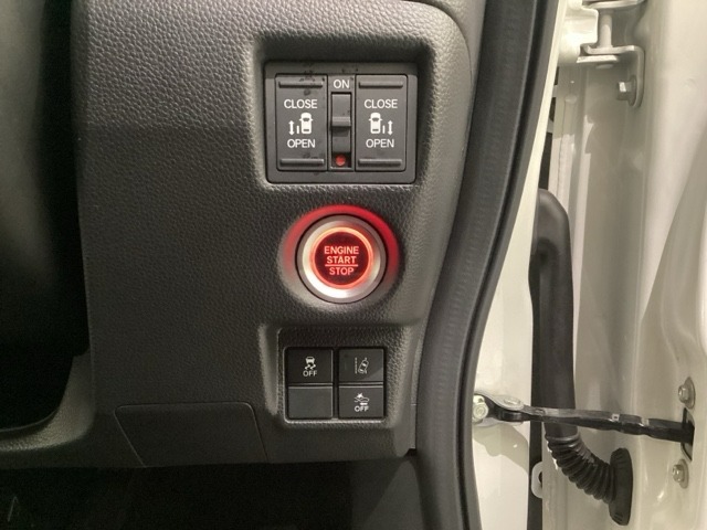 両側電動スライドドアは運転席から操作ができるよう、操作スイッチが付いています。Hondaセンシング用のVSA解除とレーンキープアシストシステムなどのメインスイッチも装備しています。