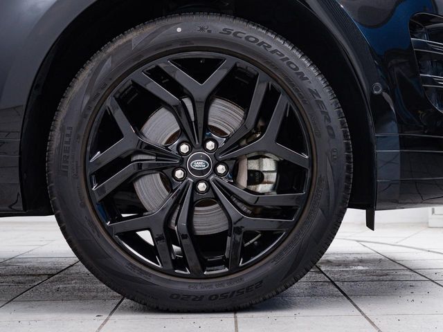 OPの20インチ5スプリットスポークホイール装備！力強さと重厚感を感じさせる太めのスポーク、車体全体のバランスを考慮した洗練されたデザイン性でイヴォークの魅力を際立たせます！