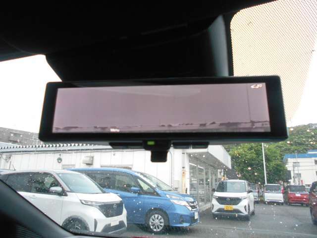 スマートルームミラー付いてます。