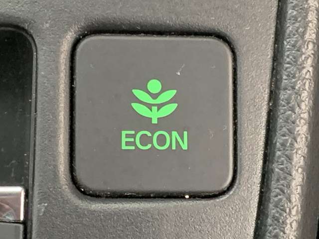 ご存知ECONスイッチを装備！エアコンとパワー出力を抑えてよりエコなドライブを可能にする魔法のスイッチです！