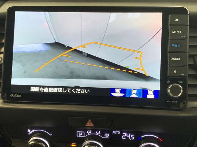 バックギアに入れるだけで自動でリヤカメラに切り替わります！車庫入れやバックが苦手な方にオススメ！