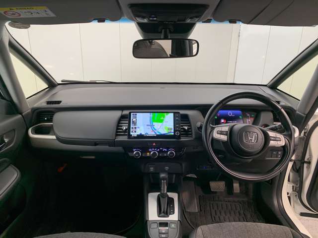 見通しの良い運転席回りとなっておりますので安心して運転をして頂けます！窓が大きいので明るく開放的な室内です