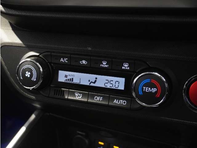 【オートエアコン】温度を設定すれば自動で快適な車内温度を保ちます。エアコン内部の高性能脱臭フィルターで車内のアレルゲンや花粉を除去。