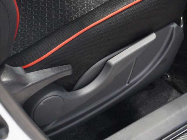 【ハイトアジャスター】レバーの上下操作だけで、座面を運転しやすい高さへ簡単に調節できます。