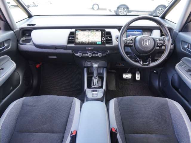 視界広々で非常に運転しやすくロングドライブでも疲れを感じさせないすっきりとまとまったインパネ周りです。
