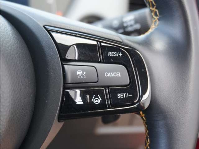 【アダプティブクルーズコントロール】予め設定した車速内でクルマが自動的に加減速。前走車との適切な車間距離を維持しながら追従走行します。【LKAS】車線維持支援システムでステアリング操作を支援。