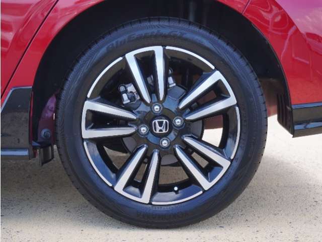 アルミホイール装着車です！これで足元まわりもおしゃれにきまります！
