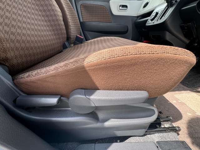運転席は使用感などなく綺麗な状態です！匂いなど気になる方は是非ご来店ください！