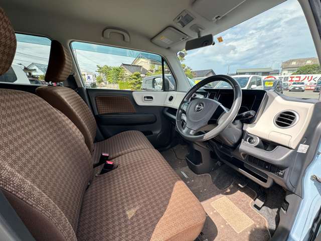 運転席は使用感などなく綺麗な状態です！匂いなど気になる方は是非ご来店ください！