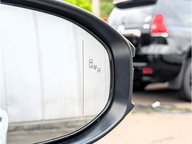 左右後方からの車両接近も光って教えてくれるブラインドスポットモニター装備です！！