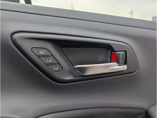 運転席はドライバーに合わせてシートポジション設定できます！！