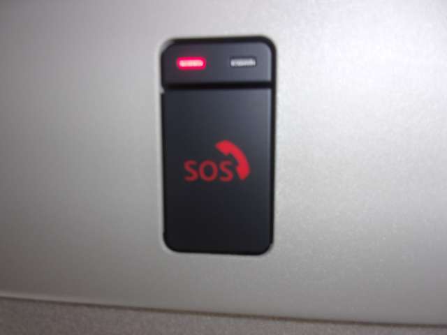 先進事故自動通報システム『SOSコール』付き！交通事故や急病などの緊急時に、専門のオペレーターが消防司令センターや警察に迅速に連絡し、緊急車両の手配をサポートします！