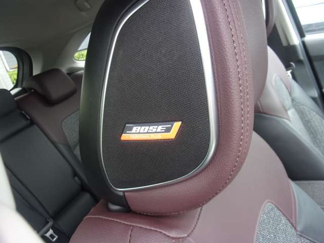 コンパクトカー専用設計のBOSEサウンドシステム搭載♪ ヘッドレスト内蔵スピーカーとパーソナルプラスサウンドシステムにより、ライブのようなサウンド体験が可能です！車と調和する音空間で、素敵なドライブを…♪