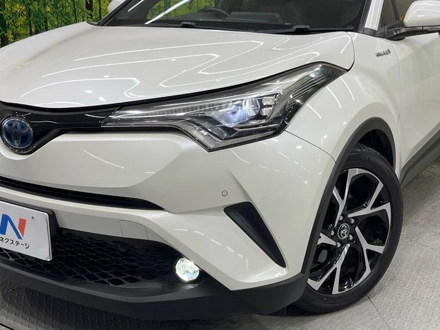 【LEDヘッドライト】悪天候や夜間走行時も良好な視界を確保し安心して運転できる高輝度LEDヘッドライトを装備！点灯速度が早く、消費電力も抑えられています。