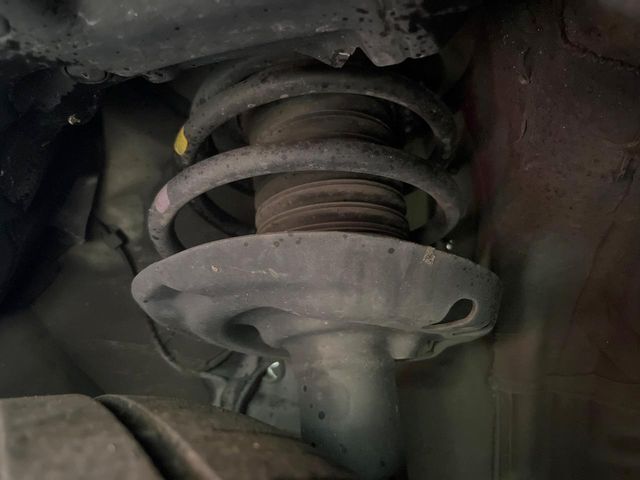 お車を安心してお乗りいただく為には、足回りの定期点検が欠かせません。サービスサポート（有償保証）では無料点検もご提供しており、安心のカーライフをお過ごしいただけるサポート体制が整っています。