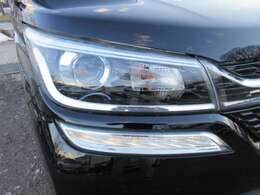 プロジェクター式のLEDヘッドライトです！ポジションランプもLEDです。