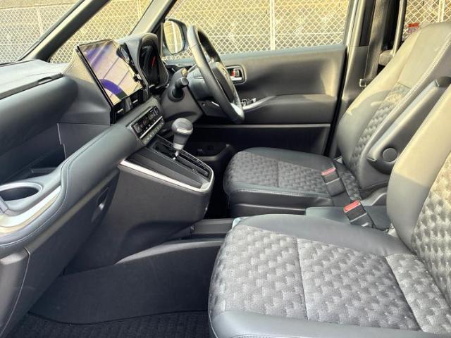 WECARSでは各商談席に大型モニターをご用意しております！見やすい大画面でゆったりと全国の在庫をご覧いただけます！是非ご来店お待ちしております！