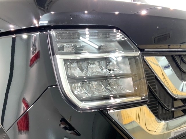 LEDヘッドライトは、点灯の瞬間から最大光量を発揮し、突然暗くなるトンネルなどでの安定感を高めます。