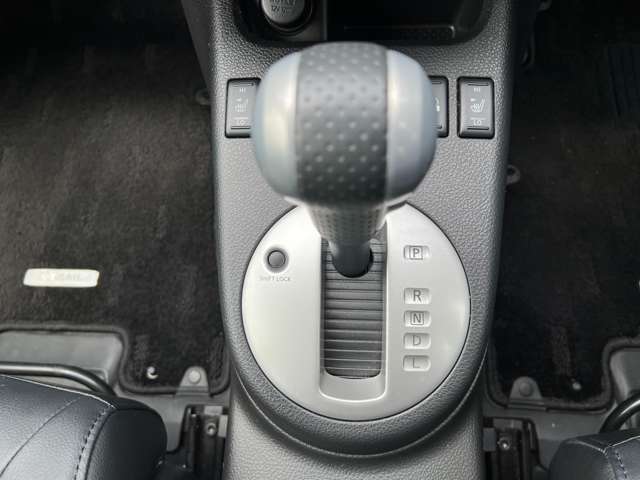 2L（MR20DE）エンジンと、CVTC（連続可変バルブタイミングコントロール）採用の2.5L（QR25DE）エンジン、それに2L（M9R）クリーンディーゼルを搭載。