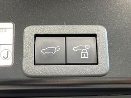 【ハンズフリーパワーバックドア】リアバンパー下部に足先を出し入れするだけでバックドアが自動で開閉♪両手が荷物でふさがっている時でもラクラク開閉操作が行えます！