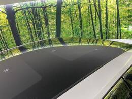 【調光パノラマルーフ】車内の解放感が一気に上がる大型パノラマルーフに調光機能がプラス！日差しが強い時、シェードを閉めなくてもガラスの透明度を調整することで心地よい明るさに♪