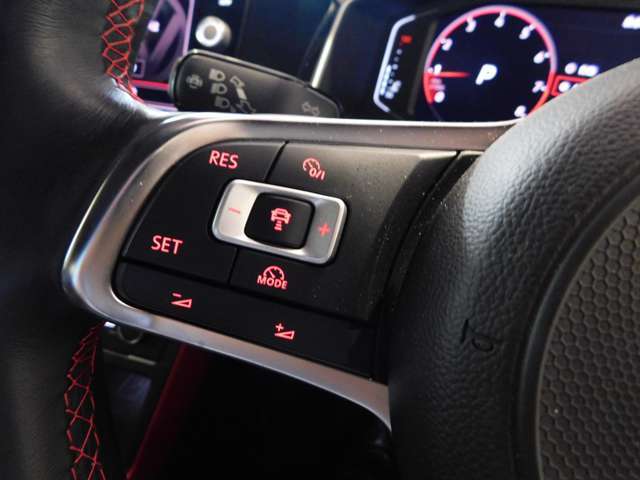ハンドル左側：ACCアダプティブクルーズコントロールをこのボタンのみで行うことができます。運転中でもハンドル内にあることで視線の動き幅を抑えられ安全性を高めています。