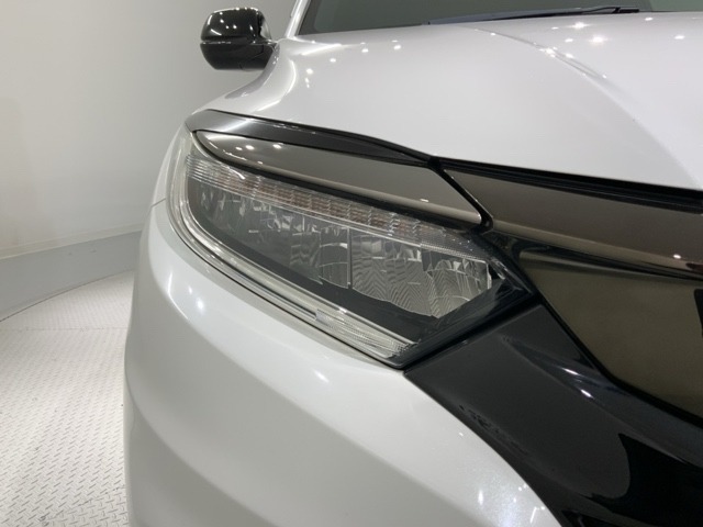 LEDヘッドライトは、点灯の瞬間から最大光量を発揮し、突然暗くなるトンネルなどでの安定感を高めます。