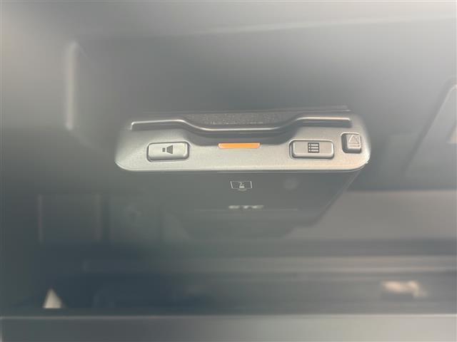 【ETC】有料道路を利用する際に料金所で停止することなく通過できる、ETC車載器（ノンストップ自動料金収受システム機器）が装備されています。セットアップを行うことで利用可能になります。