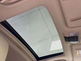 【サンルーフ】開放感たっぷりの希少装備、サンルーフが装着されています！車内に明かりを取り入れたり景色を楽しむ以外にも、車内の空気も簡単に換気できて快適です！