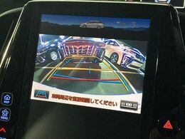 【バックカメラ】駐車時に後方がリアルタイム映像で確認できます。大型商業施設や立体駐車場での駐車時や、夜間のバック時に大活躍！運転スキルに関わらず、今や必須となった装備のひとつです！