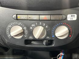 寒い冬も暑い夏も全席に快適な空調を届けてくれる、ダイヤル式エアコンを装備♪