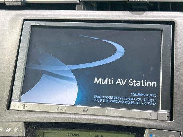 【純正8型ナビ】人気の純正ナビを装備しております。ナビの使いやすさはもちろん、オーディオ機能も充実！キャンプや旅行はもちろん、通勤や買い物など普段のドライブも楽しくなるはず♪