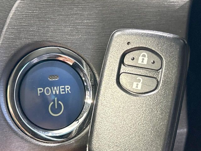 【スマートキー】カバンやポケットに入れたままでもドアの施錠・解錠が可能なスマートキーを装備。エンジンのオン・オフ時もカギを取り出す必要が無いからとっても便利です♪
