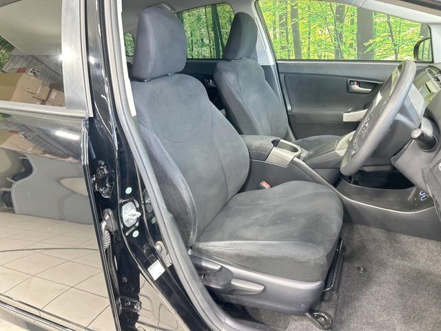 運転席まわりには十分なスペースがあり、大柄な方でもゆったり運転していただける環境です。