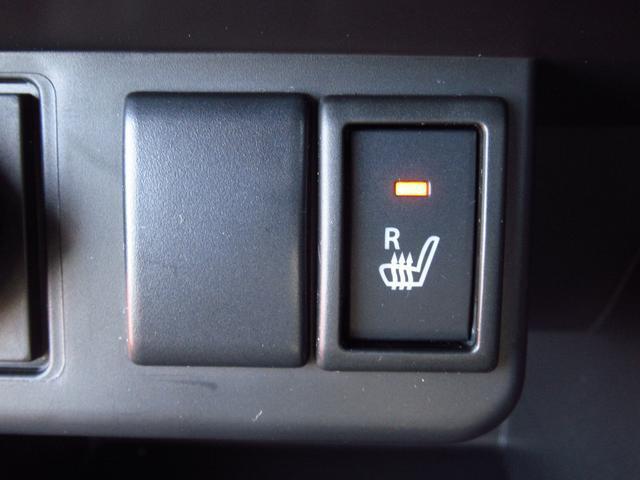 【運転席シートヒーター】冬場に重宝します♪車のエアコンではエンジンが暖まるまで暖かい風は出ませんが、電気でシートの中の熱線を暖めるので、エアコンより早く暖まります！