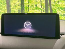 【10.25インチマツダコネクト】車内の雰囲気にマッチした大型ディスプレイ。スマホ接続でのナビ使用やBluetooth再生等、様々な機能が楽しめます。直感的なダイヤル操作が可能で、使い勝手も良好です。