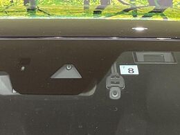【スマートブレーキサポート】走行中に前方の車両等を認識し、衝突しそうな時は警報とブレーキで衝突回避と被害軽減をアシスト。より安全にドライブをお楽しみいただけます。