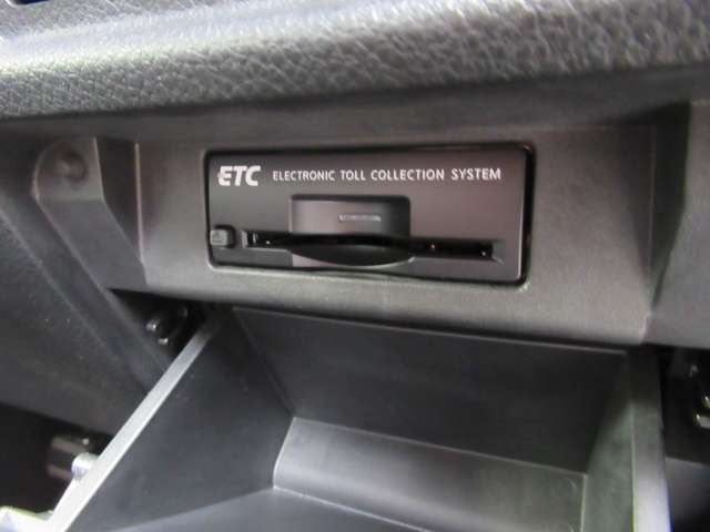 『ETC』を装着しています♪♪ 有料道路の料金所ストレスを軽減でき、運転に集中できます♪♪ 車から離れる時はカードの抜き取りをお忘れなく♪♪