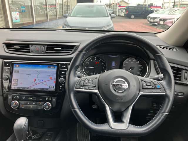 使いやすく安全な操作性と良好な視界を実現した運転席！