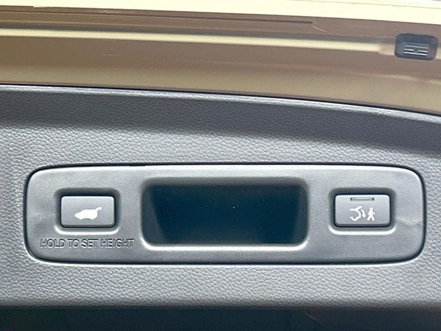 【パワーバックドア】スマートキーや運転席のボタンを押すだけでリアゲートが自動で開閉します！荷物を持っている時や、高い位置にあるバックドアを閉める際に便利な機能です♪