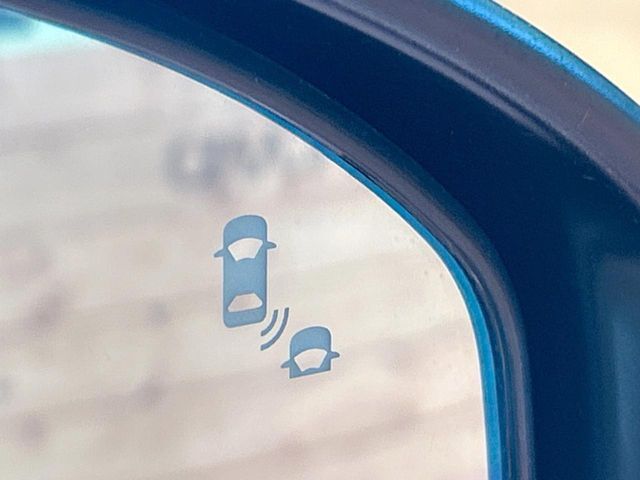 【ブラインドスポットインフォメーション】走行中、ドアミラーの死角になりやすい箇所に後続車が接近するとサイドミラー付近に警告を表示、ドライバーに注意喚起をしてくれます。
