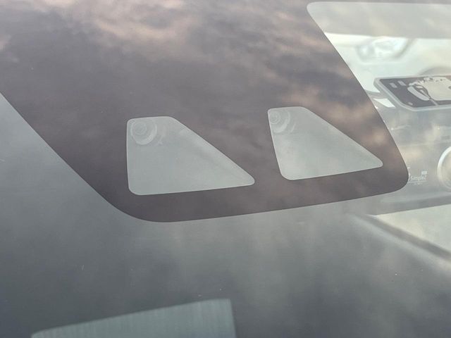 【スマートアシスト】走行中に前方の車両等を認識し、衝突しそうな時は警報とブレーキで衝突回避と被害軽減をアシスト。より安全にドライブをお楽しみいただけます。